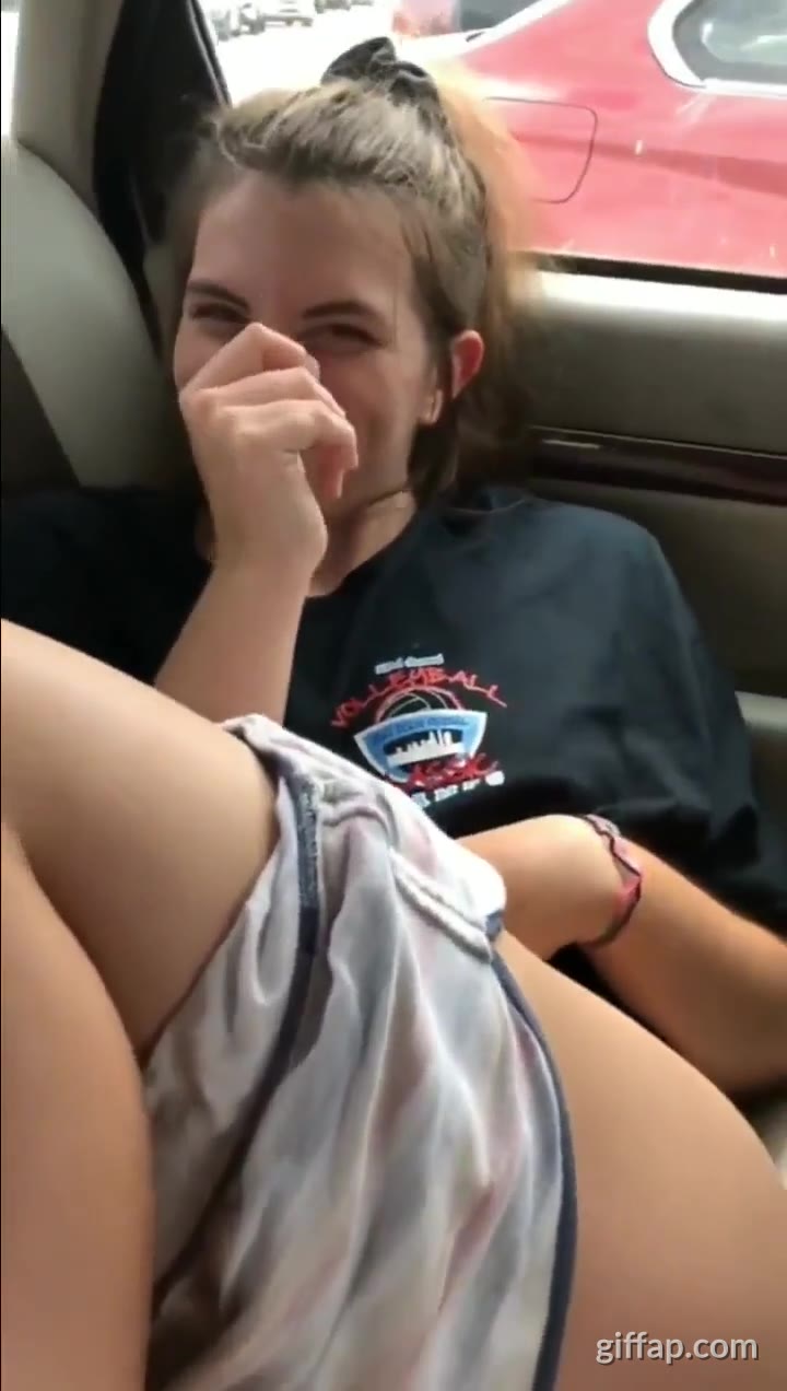 In the back of the car rubbing her pussy 🍑💦🤭